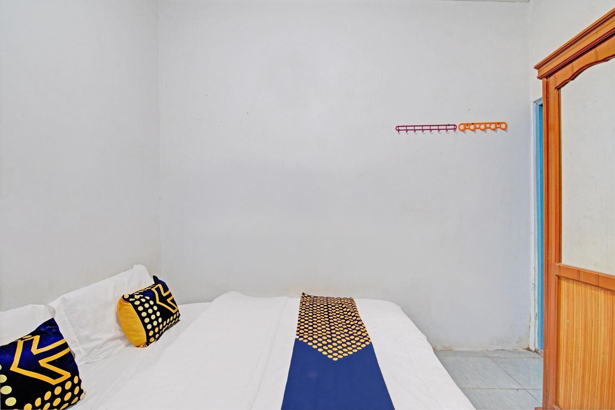 Spot On 92974 Arsen House Hotel