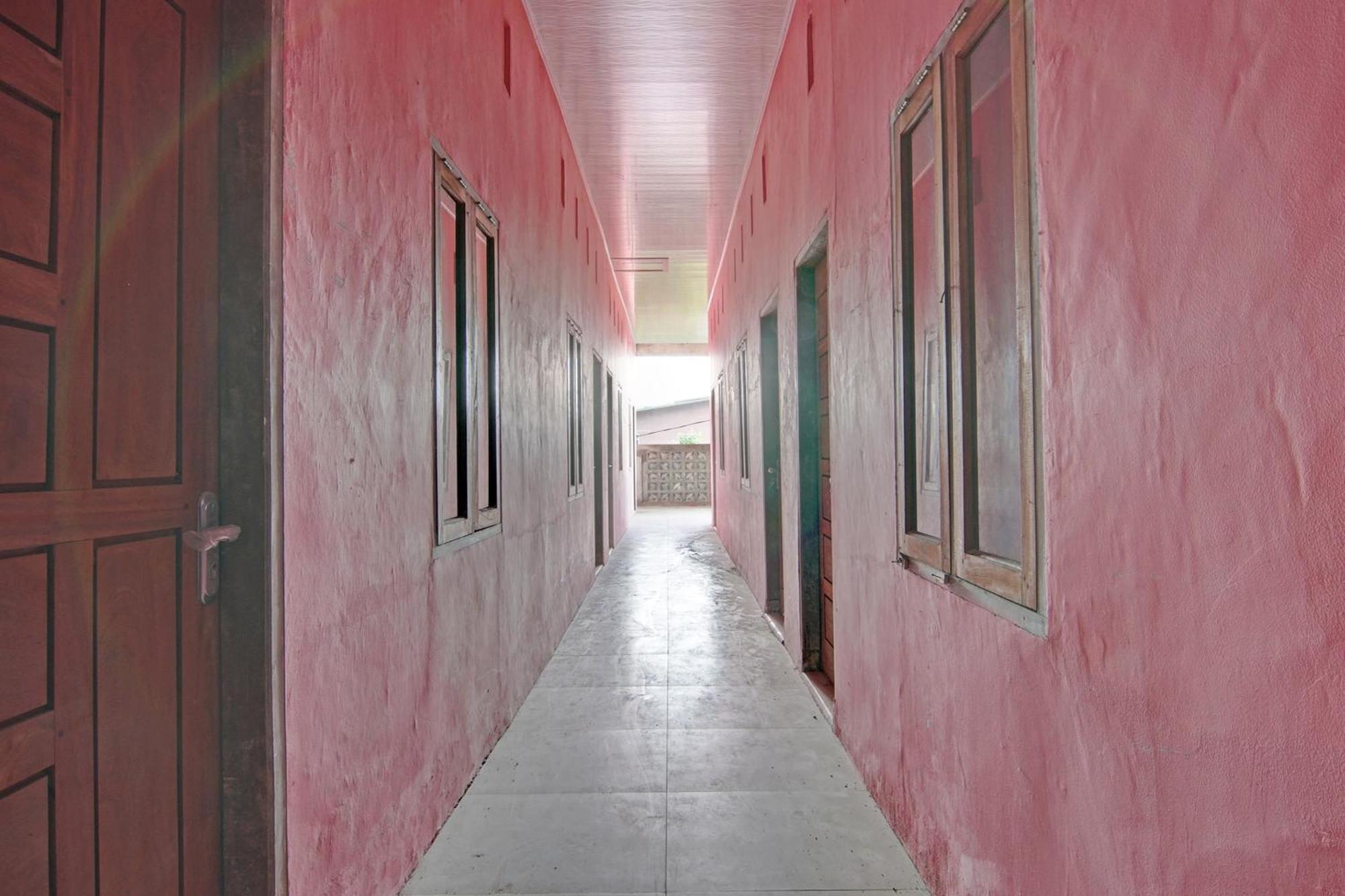 Spot On 92974 Arsen House Hotel Pekanbaru
